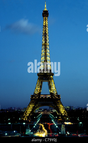 La Tour Eiffel est une icône conçu par son homonyme, Gustave Eiffel, érigée avec fer forgé pour une exposition internationale de 1889 à Paris, France. Banque D'Images