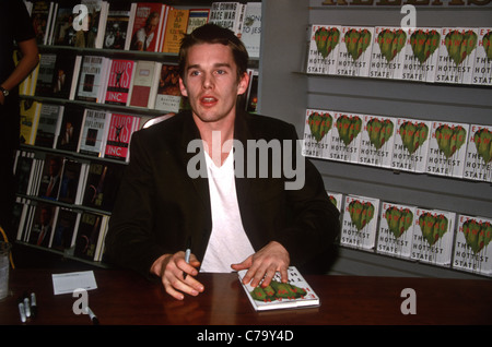 Acteur Ethan Hawke signe des exemplaires de son premier roman, 25 octobre 1996 à Washington, DC. Banque D'Images