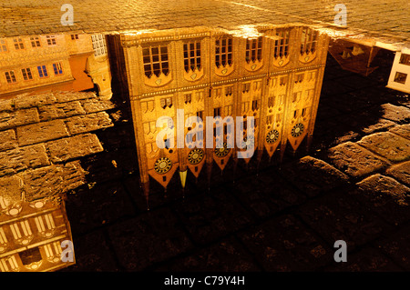 L'église Saint-Nicolas et l'hôtel de ville reflète dans une flaque d'eau la nuit, Place du vieux marché, de la mer Baltique, Stralsund, Allemagne Banque D'Images