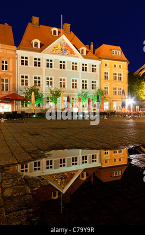 Place du vieux marché reflété dans une flaque d'eau la nuit, de la mer Baltique, Stralsund, Mecklembourg-Poméranie-Occidentale, Allemagne, Europe Banque D'Images