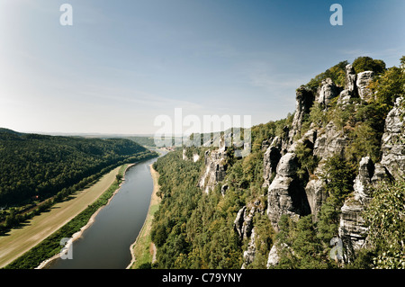 Vue vers l'Elbe de la Bastei, des montagnes de grès de l'Elbe, la Suisse Saxonne, Saxe, Allemagne, Europe Banque D'Images