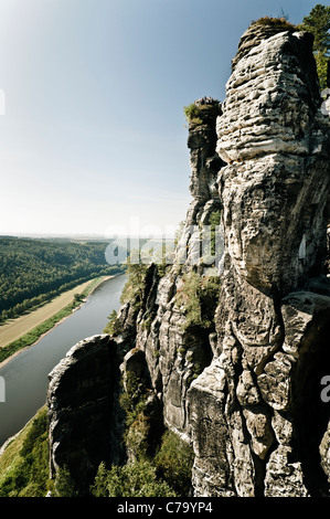 Vue vers l'Elbe de la Bastei, des montagnes de grès de l'Elbe, la Suisse Saxonne, Saxe, Allemagne, Europe Banque D'Images