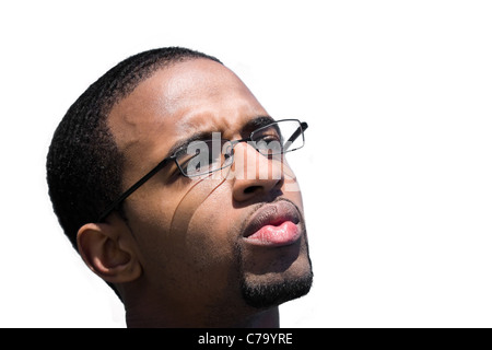 Un contemplatif African American man wearing glasses isolé sur un fond blanc. Banque D'Images