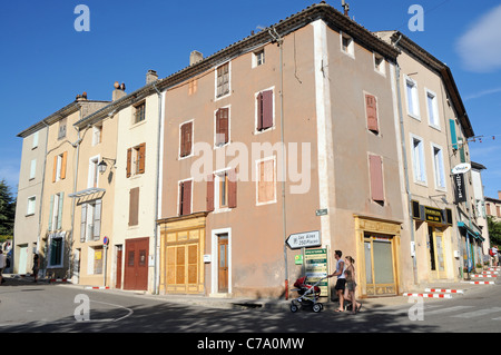 Tenement House avec windows peint dans la Rue des Aries en Sault, Vaucluse en Provence, région de France Banque D'Images