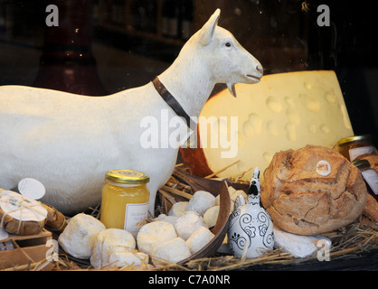 Fromage de lait de chèvre et gros morceau de fromage dur dans shop Sault, Vaucluse en Provence, région de France Banque D'Images