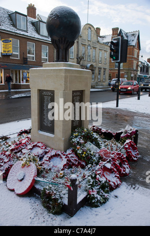 Hommages, coquelicots et couronnes autour du cénotaphe monument commémoratif de guerre à Wootton Bassett High Street Banque D'Images