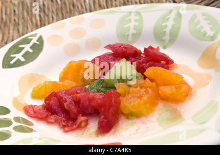 Différentes variétés de tomates sur une plaque Banque D'Images