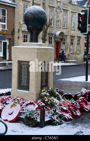 Hommages, coquelicots et couronnes autour du cénotaphe monument commémoratif de guerre à Wootton Bassett High Street Banque D'Images