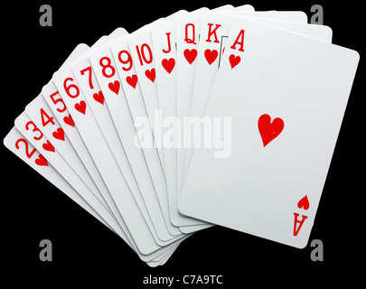 Coeur dans un jeu de cartes à jouer sur le noir isolé Banque D'Images