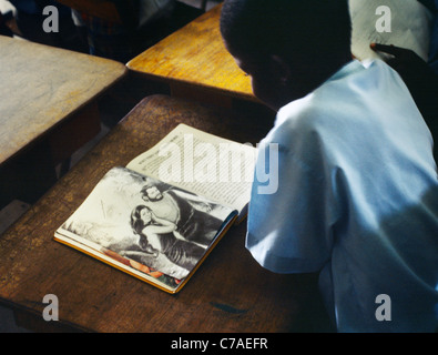 Beechwood St Kitts Basseterre School Boy Reading Book Banque D'Images