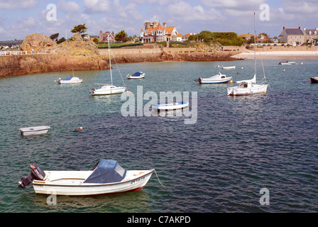 Bateaux sur leurs amarres à St Clement's Bay, Jersey, Channel Islands Banque D'Images