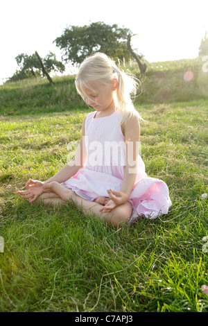 Portrait d'une jeune fille pratiquant le yoga en été, Eyendorf, Basse-Saxe, Allemagne, Europe Banque D'Images