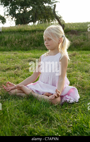 Portrait d'une jeune fille pratiquant le yoga en été, Eyendorf, Basse-Saxe, Allemagne, Europe Banque D'Images