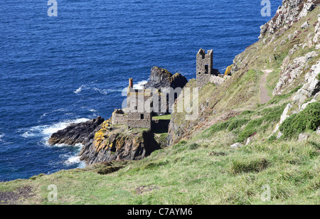 Mine de couronnes à Botallack ex-tin mine à Cornwall, Angleterre Royaume-uni près de Land's End PHOTO PRISE DU SENTIER PUBLIC Banque D'Images