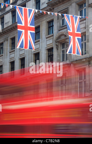 Bus rouge et l'Union Jack drapeaux sur Regent Street, à Londres, Angleterre Banque D'Images