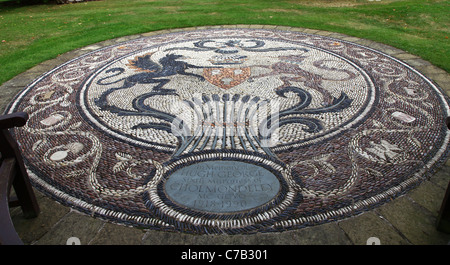 La mosaïque de galets commémorant le sixième marquis de Cholmondeley Castle, Cheshire, Angleterre, Royaume-Uni. Banque D'Images