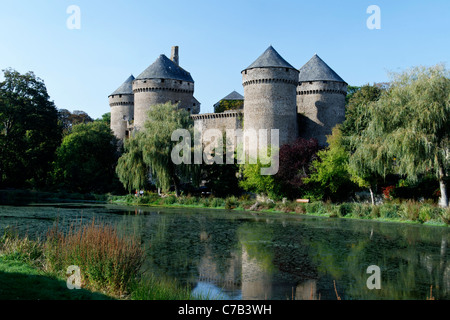 Le Château de Lassay les Châteaux et son étang (xve siècle), situé au coeur de la ville de Lassay-les-Châteaux en Mayenne, Fr. Banque D'Images
