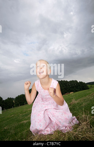 Enfants jouant sur un pré en été, Eyendorf, Basse-Saxe, Allemagne, Europe Banque D'Images