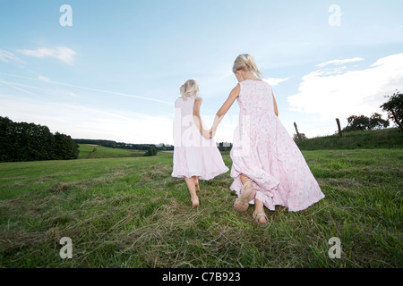 Les filles sur un pré en été, Eyendorf, Basse-Saxe, Allemagne, Europe Banque D'Images