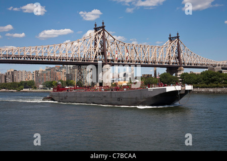 Barge et remorqueur, l'Ed Koch Queensboro Bridge et East River, NEW YORK Banque D'Images