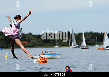 Relevant de la tradition tradition bavaroise dirndl dress woman femme volant dans l'air stock prien Banque D'Images