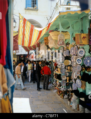 Tunis, Tunisie, Afrique du Nord, l'ancienne médina, les gens de shopping dans le souk, Banque D'Images