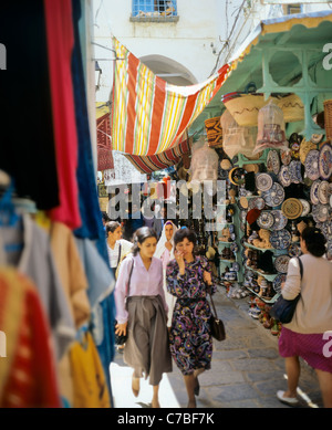 Tunis, Tunisie, Afrique du Nord, l'ancienne médina, les femmes shopping dans le souk, Banque D'Images