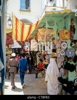 Tunis, Tunisie, Afrique du Nord, l'ancienne médina, les gens de shopping dans le souk, Banque D'Images