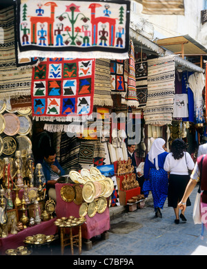 Tunis, Tunisie, Afrique du Nord, l'ancienne médina, les gens de shopping dans le souk, Banque D'Images