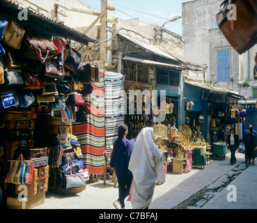 Tunis, Tunisie, Afrique du Nord, l'ancienne médina, les femmes shopping dans le souk, Banque D'Images