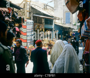 Tunis, Tunisie, Afrique du Nord, l'ancienne médina, les gens de shopping dans le souk, Banque D'Images