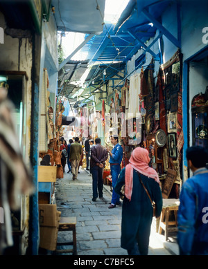 Tunis, Tunisie, Afrique du Nord, l'ancienne médina, les gens de shopping dans le souk, Banque D'Images