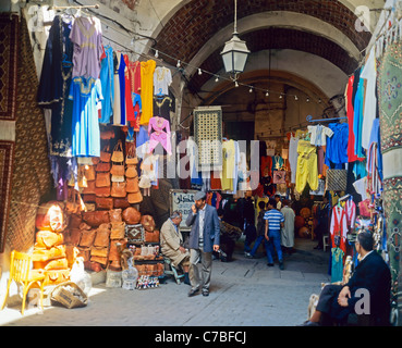 Tunis, Tunisie, Afrique du Nord, l'ancienne médina, les gens de shopping dans le souk, Banque D'Images