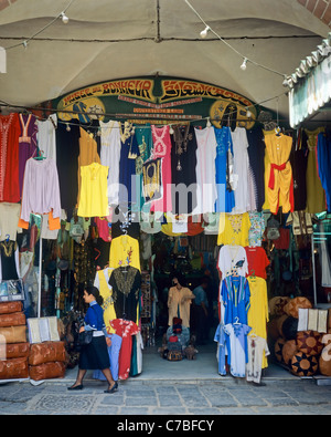 Tunis, Tunisie, Afrique du Nord, l'ancienne Médina, woman shopping dans le souk, Banque D'Images