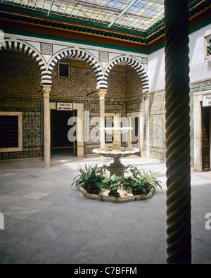 Tunis, Tunisie, Afrique du Nord, Musée national du Bardo, petit patio avec fontaine en marbre, Banque D'Images