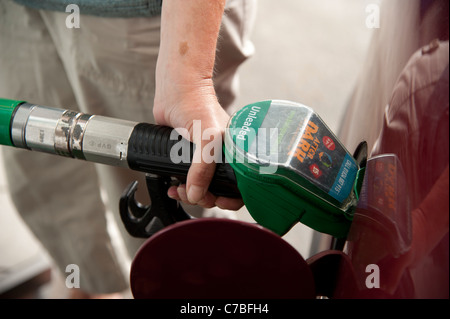 Une femme remplissant sa voiture avec de l'essence sans plomb à une succursale de Tesco, UK Banque D'Images