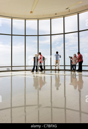 La plate-forme d'observation le plus élevé au monde, EN HAUT, Burj Khalifa, la tour la plus haute au monde, Dubaï, Émirats arabes unis Banque D'Images