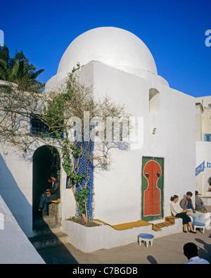 Sidi Bou Saïd, Tunisie, Afrique du Nord, le café Sidi Chabaane, café des délices, la cour, la coupole blanche, Banque D'Images