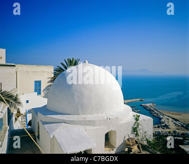 Sidi Bou Saïd, Tunisie, Afrique du Nord, le café Sidi Chabaane, café des délices, coupole blanche, mer Méditerranée, Banque D'Images