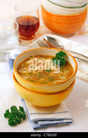 Soupe de fruits de mer avec des pâtes. Recette disponible. Banque D'Images