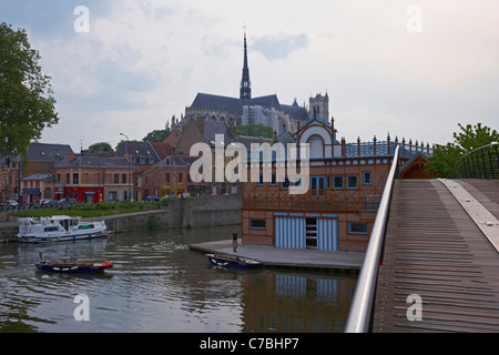 Vue sur le port d'Amont avec Pénichette ; et la vieille ville et de la cathédrale Notre-Dame et d'un hangar à bateaux de l'aviron-club Amiens Amiens Dept. S Banque D'Images