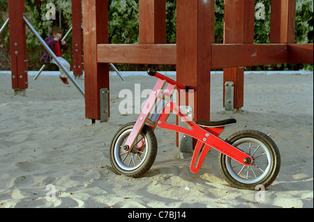 Un équilibre vélo sur un playgroung Banque D'Images