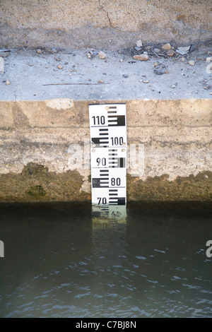 Bannière pour mesurer le niveau d'eau à une rivière à murcia espagne Banque D'Images