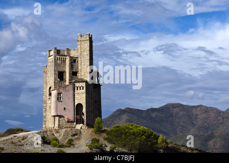 Château d'eau à l'aménagement d'un bâtiment abandonné de la Mota, juste à l'extérieur de Alhaurin El Grande, Andalousie, espagne. Banque D'Images
