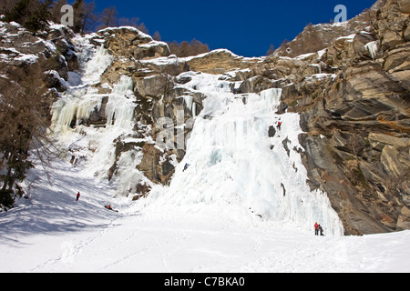 Cascade de glace avec ice climber Banque D'Images