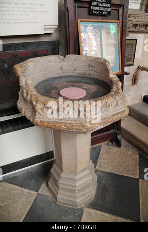 Un 15e siècle baptême font dans l'église Holy Trinity, Stratford upon Avon, Warwickshire, en Angleterre. Banque D'Images