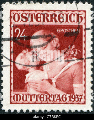 Autriche - 1937 : timbre imprimé en Autriche, est dédié à la Fête des Mères, est illustré de féliciter un enfant ma mère Banque D'Images