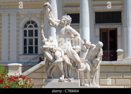 Des exemplaires de la célèbre 'groupe sculptural Laocoön et ses fils' en face de la façade du Musée Archéologique d'Odessa, Ukraine, Europe Banque D'Images