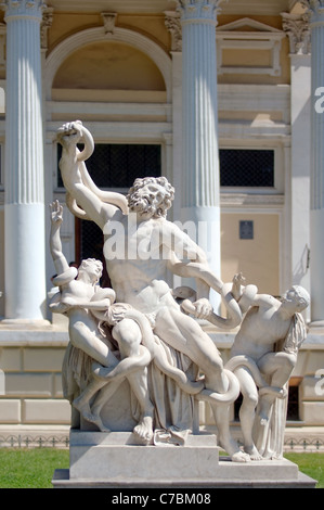 Des exemplaires de la célèbre 'groupe sculptural Laocoön et ses fils' en face de la façade du Musée Archéologique d'Odessa, Ukraine, Europe Banque D'Images