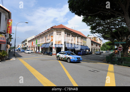 Taxi, carrefour et boutiques dans le quartier résidentiel de conservation Joo Chiat, Singapour Banque D'Images